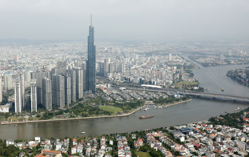 Thành phố Hồ Chí Minh mới (sau khi sáp nhập với một số địa phương lân cận) trở thành trung tâm kinh tế-đô thị liên vùng, đóng vai trò đầu tàu trong phát triển vùng Đông Nam Bộ. ảnh: Khiếu Minh