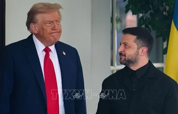 Ngày 18/8/2025, Tổng thống Mỹ Donald Trump (trái) đã có cuộc gặp với Tổng thống Ukraine Volodymyr Zelensky (phải) tại Nhà trắng để thảo luận về những vấn đề then chốt liên quan đến việc kết thúc cuộc xung đột Nga-Ukraine. (Ảnh tư liệu: THX/TTXVN)