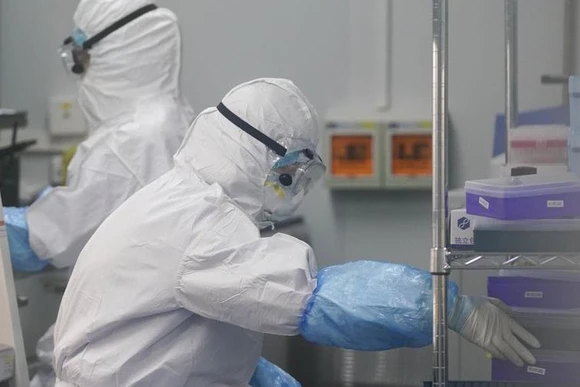 Các nhân viên y tế tiến hành xét nghiệm tại một phòng thí nghiệm phát hiện virus ở Vũ Hán, tỉnh Hồ Bắc, Trung Quốc, ngày 22/2/2020. (Ảnh minh họa: Xinhua)