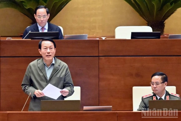 Bộ trưởng Công an Lương Tam Quang phát biểu giải trình, làm rõ một số nội dung đại biểu Quốc hội quan tâm. (Ảnh: DUY LINH)