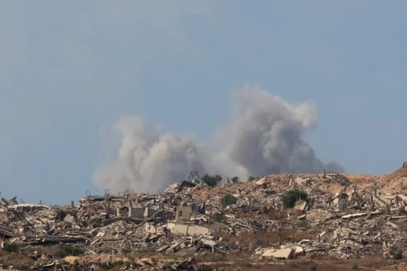 Khói bốc lên sau một cuộc không kích của Israel xuống thành phố Gaza. (Ảnh: THX/TTXVN)