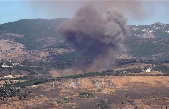 Khói bốc lên sau vụ không kích của Israel ở ngoại ô Nabatieh, miền Nam Liban ngày 30/10/2025. (Ảnh: THX/TTXVN)