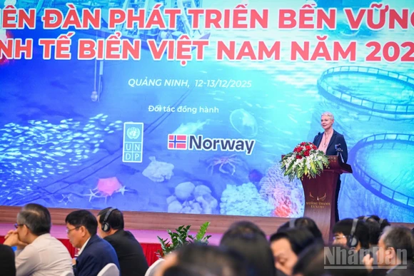 Đại sứ Na Uy tại Việt Nam, bà Hilde Solbakken phát biểu tại diễn đàn. (Ảnh: THÀNH ĐẠT)