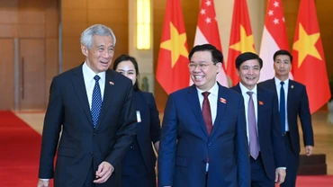 Chủ tịch Quốc hội Vương Đình Huệ hội kiến Thủ tướng Singapore Lý Hiển Long
