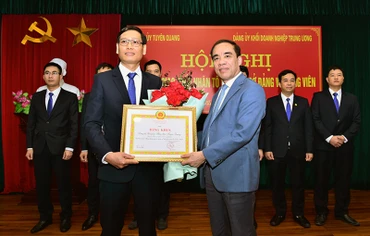 Đồng chí Chẩu Văn Lâm, Bí thư Tỉnh ủy Tuyên Quang trao Bằng khen cho Đảng bộ Công ty Thủy điện Tuyên Quang đã có thành tích hoàn thành xuất sắc nhiệm vụ 5 năm liên tục (2018-2022).
