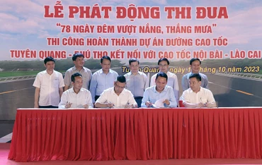 Các đơn vị thi công ký cam kết thi đua.