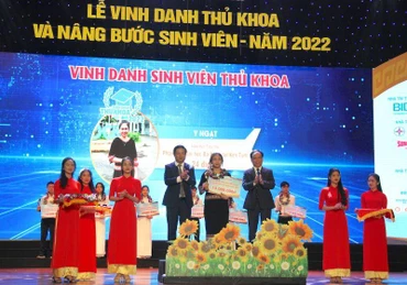Đà Nẵng vinh danh thủ khoa và trao hàng trăm suất học bổng cho sinh viên nghèo tối ngày 24/11.