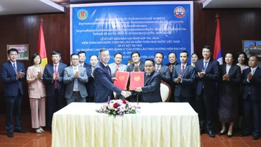 Ký kết hợp tác giai đoạn 2022-2027 giữa Kiểm toán nhà nước Việt Nam và Cơ quan Kiểm toán nhà nước Lào. (Ảnh: Trịnh Dũng)
