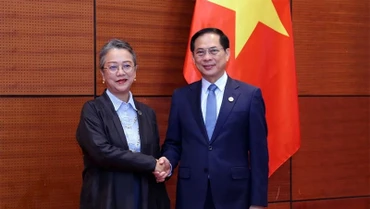 Phó Thủ tướng, Bộ trưởng Ngoại giao Bùi Thanh Sơn và Phó Tổng Thư ký Liên hợp quốc kiêm Thư ký điều hành Ủy ban Kinh tế xã hội khu vực châu Á-Thái Bình Dương (ESCAP) Armida Salsiah Alisjahbana. (Ảnh: TTXVN)