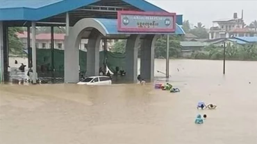 Người dân sơ tán khỏi khu vực ngập lụt tại bang Kachin, Myanmar, ngày 1/7/2024. (Ảnh: TTXVN) 