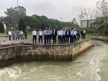 Bộ Nông nghiệp và Phát triển nông thôn kiểm tra lấy nước phục vụ gieo cấy lúa tại tỉnh Vĩnh Phúc.