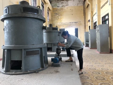 Công nhân Xí nghiệp thủy nông Kim Bảng tỉnh Hà Nam vận hành máy.