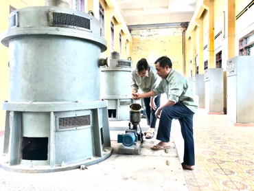 Công nhân Trạm bơm Quế 2, huyện Kim Bảng (Hà Nam) kiểm tra máy móc trước khi vận hành.
