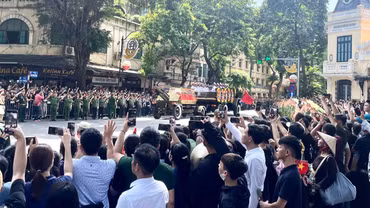 Đoàn xe chở linh cữu Tổng Bí thư Nguyễn Phú Trọng di chuyển qua phố Hàng Khay trong niềm tiếc thương vô hạn của nhân dân. (Ảnh: ĐÌNH TUẤN)