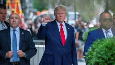 Ông Donald Trump rời khỏi Tháp Trump sau hai ngày FBI lục soát dinh thự Mar-a-Lago, ngày 10/8/2022. (Ảnh: Reuters)