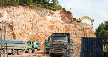 Đêm ngày 25/10, C05 tạm giữ hàng chục phương tiện khai thác đất trái phép tại xã Minh Đức, thành phố Phổ Yên (tỉnh Thái Nguyên).