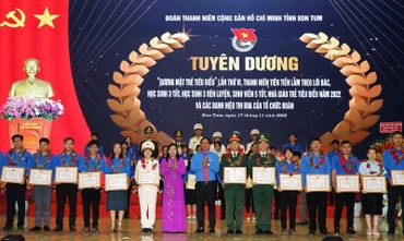 Tặng bằng khen cho các thanh niên tiêu biểu.