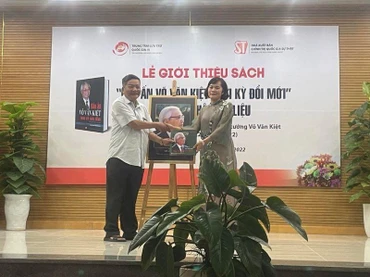 Trung tâm Lưu trữ quốc gia III tiếp nhận hình ảnh quý về cố Thủ tướng Võ Văn Kiệt từ nhà nhiếp ảnh Ngô Minh Đạo (bên trái ảnh).