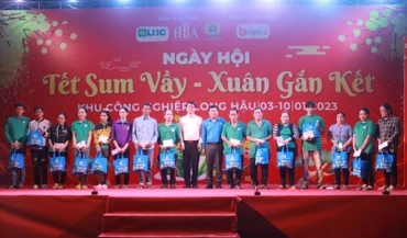 Quà Tết Quý Mão đến tay đoàn viên, người lao động có hoàn cảnh khó khăn Khu công nghiệp Long Hậu, Cần Giuộc, Long An. 