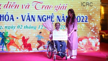 Trao tặng 100 dụng cụ chỉnh hình cho người khuyết tật.