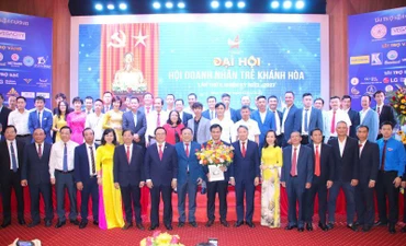 Ra mắt Ban chấp hành Hội Doanh nhân trẻ Khánh Hòa nhiệm kỳ 2022-2027. (Ảnh: ĐÌNH LÂM) 