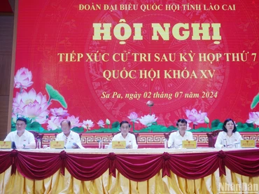 Đồng chí Trần Cẩm Tú, Ủy viên Bộ Chính trị, Bí thư Trung ương Đảng, Chủ nhiệm Ủy ban Kiểm tra Trung ương tiếp xúc cử tri tại thị xã Sa Pa (Lào Cai).