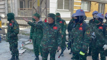 Thiếu tướng Phạm Văn Tỵ quán triệt nhiệm vụ cho các lực lượng khi đoàn tới thực địa. 