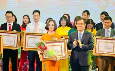 Phó Trưởng Ban Tuyên giáo Trung ương Phan Xuân Thủy trao giải nhất cho thí sinh Lê Thị Tuyết Nhung.