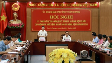 Đồng chí Nguyễn Văn Sơn, Chủ tịch Ủy ban nhân dân tỉnh Tuyên Quang phát biểu khai mạc hội nghị.