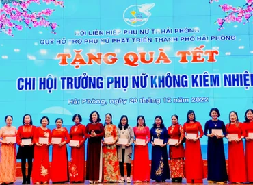 Trao quà Tết Quý Mão tặng 461 chi hội trưởng phụ nữ có hoàn cảnh khó khăn.