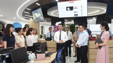 Bộ trưởng Thông tin và Truyền thông thăm tòa soạn hội tụ của Báo Nhân Dân
