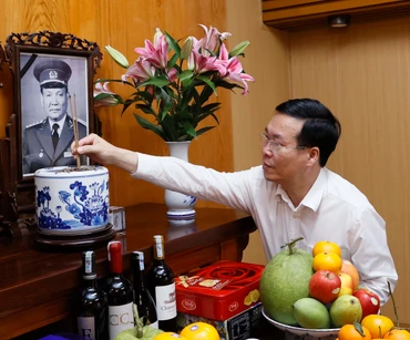 Chủ tịch nước Võ Văn Thưởng dâng hương tưởng niệm Chủ tịch nước Lê Đức Anh. (Ảnh: TTXVN)