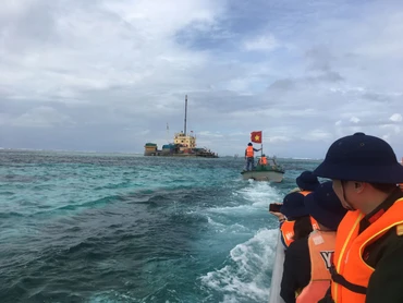 Đảo Đá Đông nhìn từ biển. (Ảnh: DŨNG MINH)