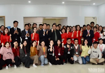 Thủ tướng Phạm Minh Chính chụp ảnh với người lao động của Công ty Hana Micron Vina.