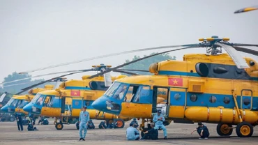 [Video] Không quân tổng hợp luyện cùng các khối diễu binh tại sân bay Biên Hòa
