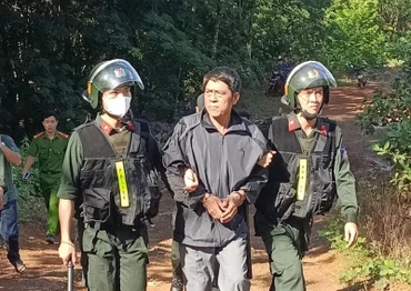 Công an áp giải đối tượng Đông.