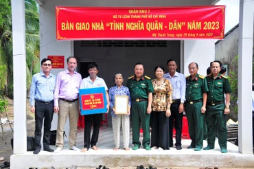 Đại tá Trần Văn Trai, Phó Tư lệnh Bộ Tư lệnh Thành phố Hồ Chí Minh cùng chính quyền địa phương bàn giao nhà tình nghĩa Quân-Dân. (Ảnh: Hữu Tân)