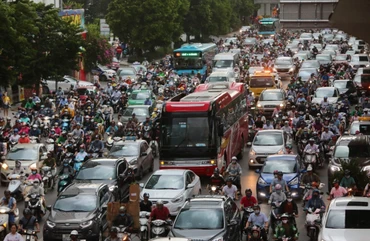 Mật độ phương tiện lớn đã tạo áp lực cho môi trường và hạ tầng Thủ đô Hà Nội. Ảnh: ĐẠT THÀNH 