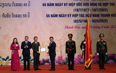 Thừa ủy quyền của Thủ tướng Lào, Bí thư, Tỉnh trưởng Hủa Phăn trao Huân chương phát triển hạng nhất cho tỉnh Thanh Hóa.