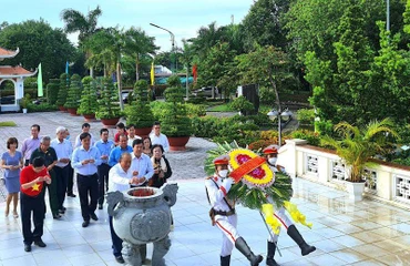 Đồng chí Trương Hoà Bình cùng đoàn công tác và lãnh đạo tỉnh Cà Mau dâng hoa, dâng hương tại Khu tưởng niệm Chủ tịch Hồ Chí Minh.