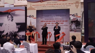 Đồng chí Bounthong Chitmany và đồng chí Phạm Bình Minh cắt băng khai mạc Triển lãm. 