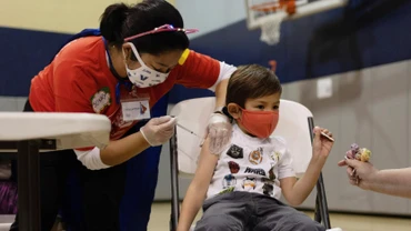 Tiêm vaccine ngừa Covid-19 cho trẻ em tại Mỹ. (Ảnh: Reuters)