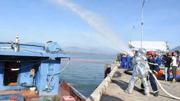 Lực lượng chức năng phối hợp xử lí các tình huống diễn tập.