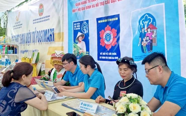 Cán bộ Bảo hiểm xã hội tỉnh Tuyên Quang hướng dẫn người dân cài đặt và sử dụng ứng dụng VssID.