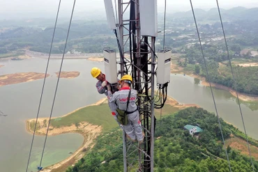 Nhân viên kỹ thuật Viettel huyện Yên Sơn thực hiện nâng cấp, bảo dưỡng trạm phát sóng.