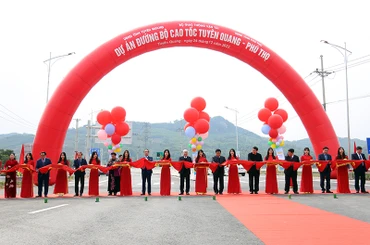 Cắt băng khánh thành Dự án đường bộ cao tốc Tuyên Quang-Phú Thọ.