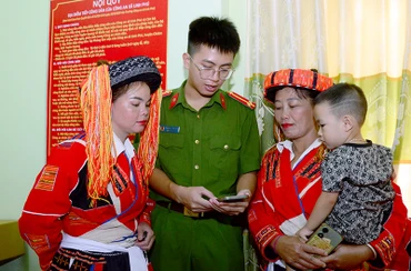 Cán bộ công an xã hướng dẫn người dân sử dụng dịch vụ công trực tuyến.
