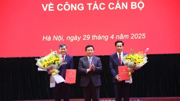 Đồng chí Nguyễn Xuân Thắng, Ủy viên Bộ Chính trị, Giám đốc Học viện Chính trị quốc gia Hồ Chí Minh, Chủ tịch Hội đồng Lý luận Trung ương trao quyết định của Ban Bí thư cho các đồng chí Phó Giám đốc Học viện Chính trị quốc gia Hồ Chí Minh Hoàng Phúc Lâm và Lê Văn Lợi. 