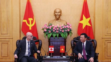 Đồng chí Nguyễn Xuân Thắng, Ủy viên Bộ Chính trị, Giám đốc Học viện Chính trị quốc gia Hồ Chí Minh, Chủ tịch Hội đồng Lý luận Trung ương tiếp và làm việc với ngài Đại sứ đặc mệnh toàn quyền Canada tại Việt Nam Shawn Perry Steil. 