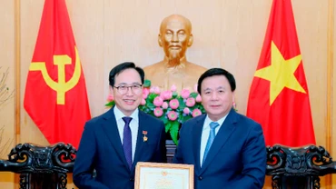 Đồng chí Nguyễn Xuân Thắng trao Kỷ niệm chương “Vì sự nghiệp đào tạo, bồi dưỡng lý luận chính trị” của Học viện Chính trị quốc gia Hồ Chí Minh tặng ông Choi Joo Ho.